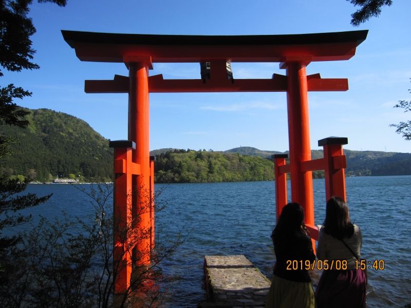 Kanagawa Private Tour - Tori Gate for Hakone Shrine: Hakone shrine was founded some 1000 years ago. This tori gate is a popular spot for taking picutures.