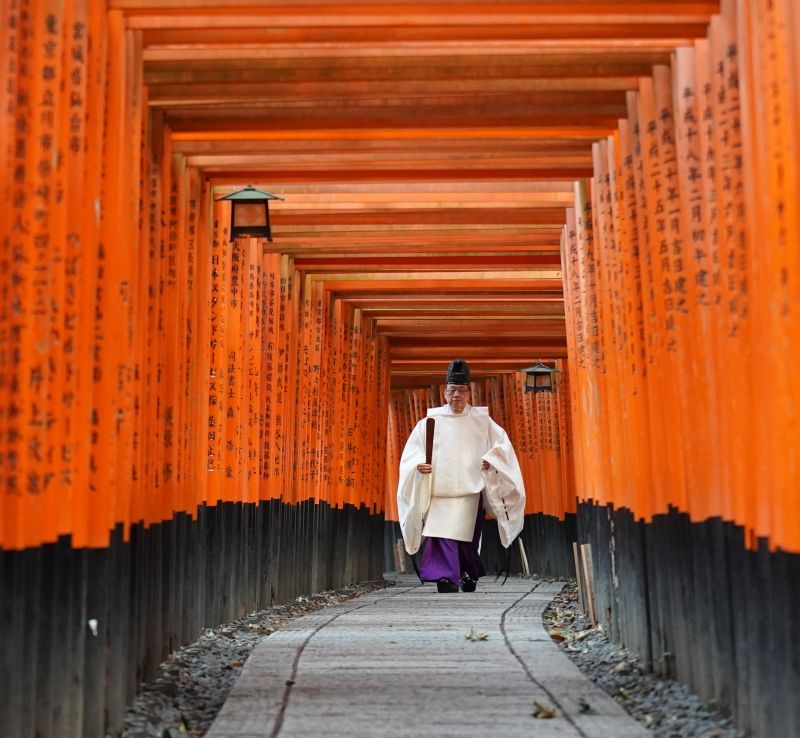 Shiga Private Tour - Fushimi Inari Taisha shrine
I can take professional photo with my authentic camera lens
at the torii gates and its hidden bamboo path.