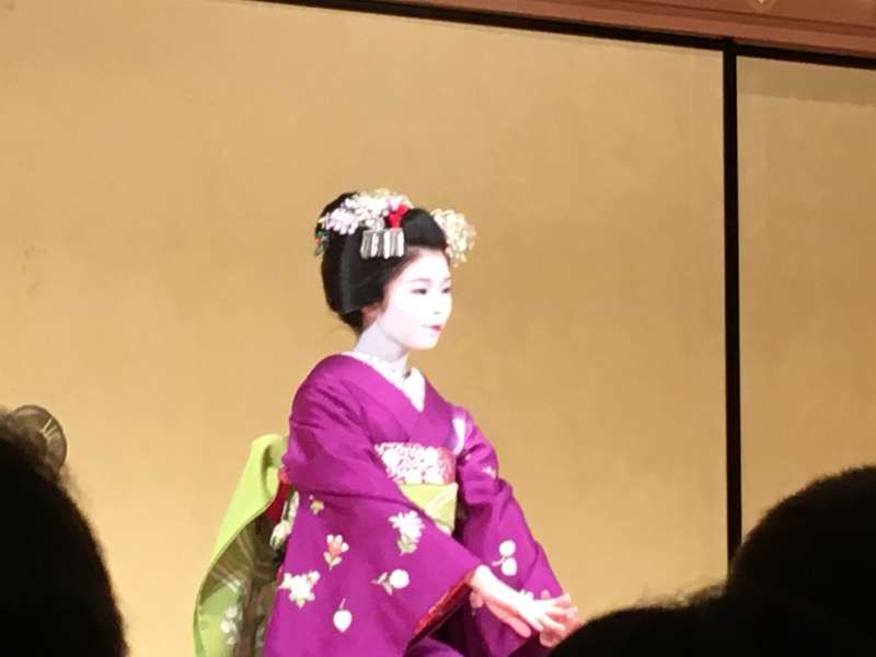 Osaka Private Tour - Maiko girl dancing show in Gion st.