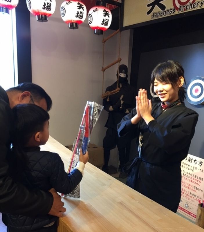 Osaka Private Tour - Ninja and little visitor from U.S.A at Osaka castle 