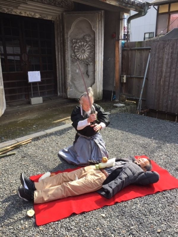 Kobe Private Tour - Terrific demonstration by Joe Okada, an active guide aged 89, cutting off an apple & a radish on MY stomach with a SWARD!! I was almost yelling out like,"HELP me, pleaaaaase!!!" ......................... What's become of me? 