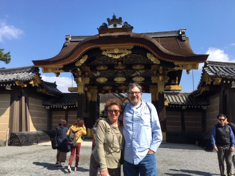 Kobe Private Tour - Lovely couple at Kyoto's Nijo-jo Castle where Tokugawa Yoshinobu, the last shogun announced the return of government power to the emperor in 1867, ending the Tokugawa shogunate government.