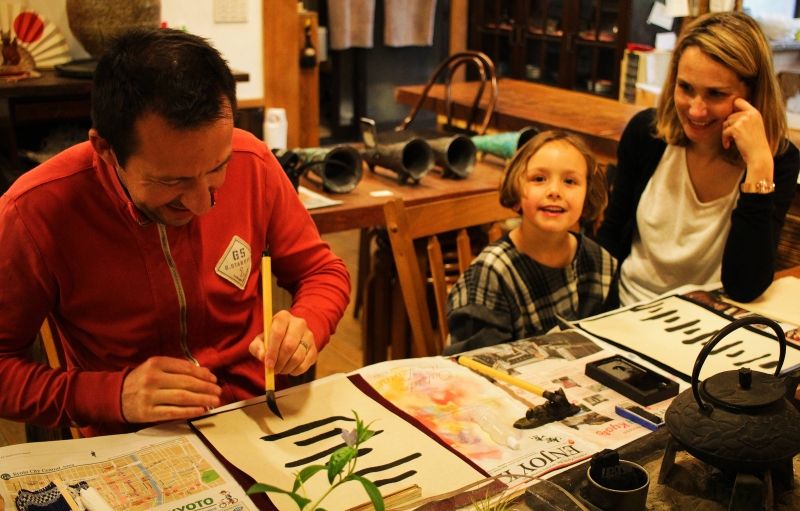 Kyoto Private Tour - I provide calligraphy lessons at any places.