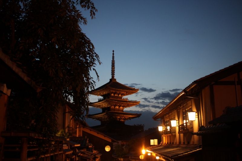 Kyoto Private Tour - I sometimes conduct people in the night. The night time in Kyoto is also beautiful.