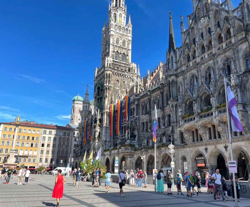 Munich Private Tour - Munich's Neues Rathaus on Marienplatz