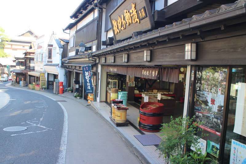 Narita Private Tour - The temple town, approx. 800 m long road from the station to Somon Gate.