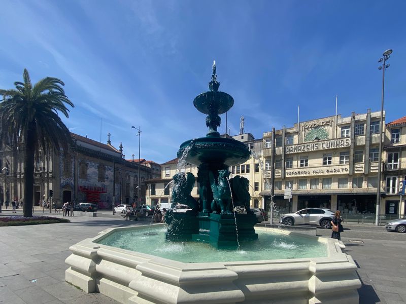 Porto Private Tour - Praça Gomes Teixeira (aka Praça dos Leões)