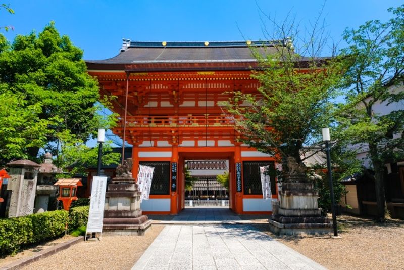 Kyoto Private Tour - Yasaka Shrine was built in the early Heian period to worship for removing plagues prevalent at the time for one reason.