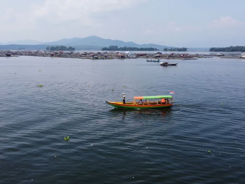 West Java Private Tour - Learning about the Life of a Floating Village
Explore the unique challenges and joys of living on the water by learning about the way of life in a floating village in Cianjur, Indonesia. Interact with local residents, participate in hands-on activities, and gain a new appreciation for the resilience and resourcefulness of the people who call it home. Join us for a cultural and educational journey that's sure to leave a lasting impression.