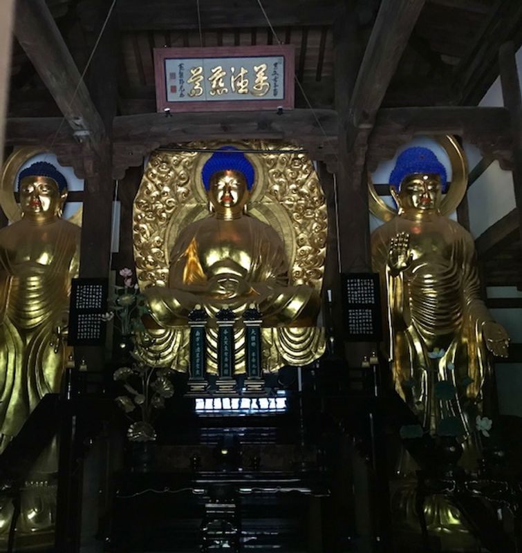 Fukuoka Private Tour - The Great Buddha in Tochoji Temple. This statue is a wooden seated Shakyamuni Nyorai. It is 10.8 meters high and weighs 30 tons.