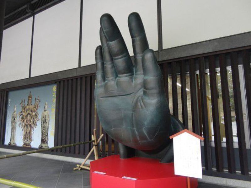 Kyoto Private Tour - This is the same size as the right hand of the Great image of Buddha at Todaiji Temple.
Guess how high the hand is ? 