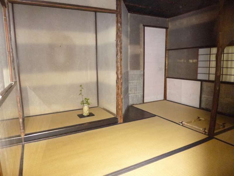 Gifu Private Tour - The main room of Joan is as narrow as only three and a quarter tatami mats. Through the tea ceremony in such a small space, a host and guests have a chance of 'a once-in-a-lifetime encounter' that is one of the significant factor for learning the secret of the simple aesthetic value of life, 'Wabi' and'Sabi'.    