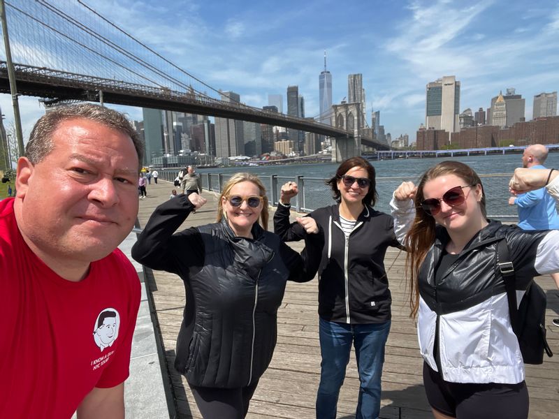 New York Private Tour - Posing in DUMBO