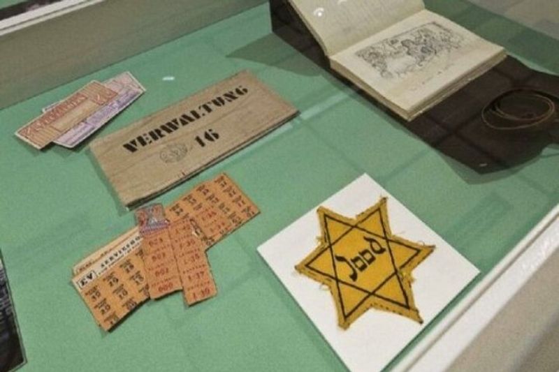 Amsterdam Private Tour - A part of the collection of personal belongings of holocaust victims