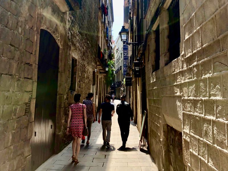 Barcelona Private Tour - Let's explore the medieval layout of the city - a maze of back alleys.
