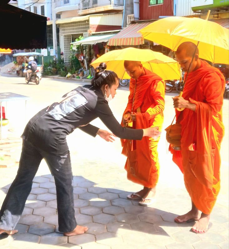 Siem Reap Private Tour - Baddish monk 