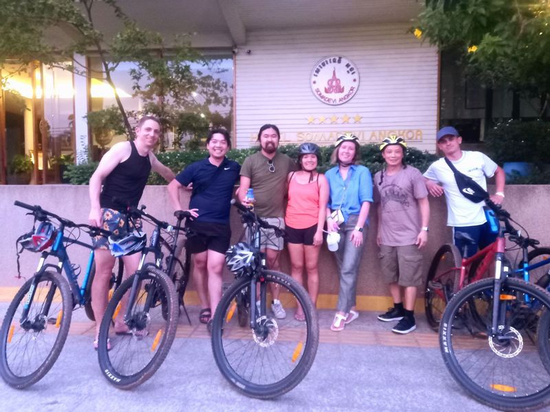 Siem Reap Private Tour - Sweet group from USA starting tour with a sort briefing 