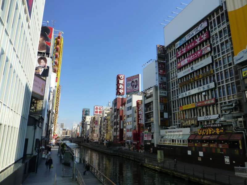 Osaka Private Tour - In the center of the Dotonbori area runs the river called Dotonbori-river.    The area is divided between South and North.    South part is famous  for theaters, mainly comical ones and North part is known for tea rooms and public bathing institutions.   And this is where people coming from both sides meet.

