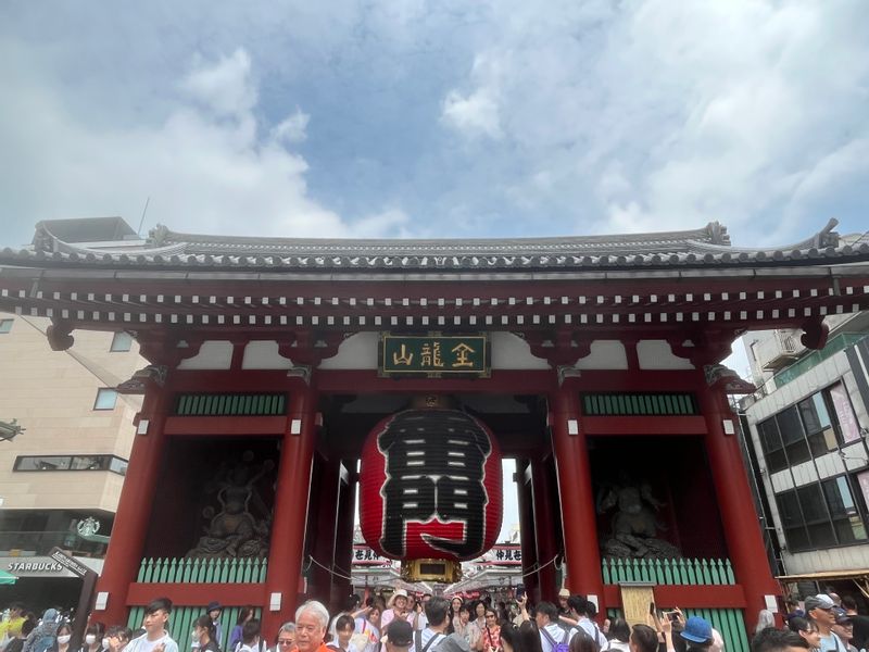 Tokyo Private Tour - Thunder Gate, the first gate of Senso-ji Temple, the oldest temple in Tokyo