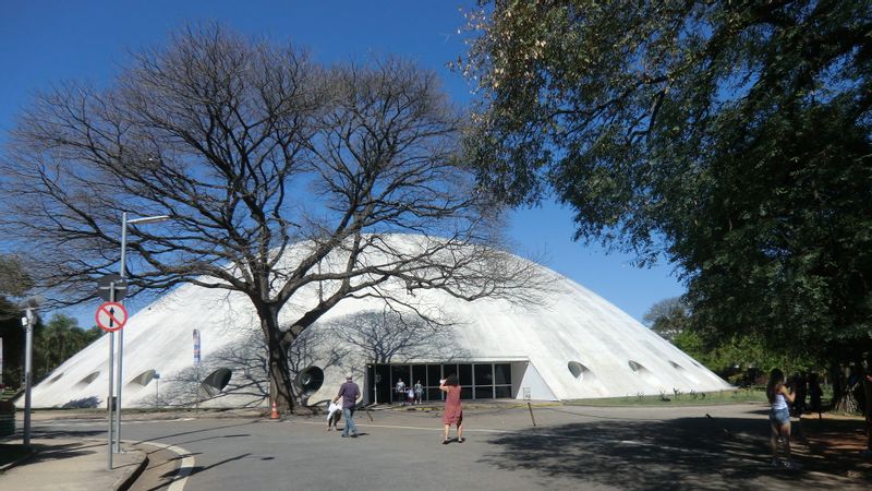 Sao Paulo Private Tour - "São Paulo: Praça das Esculturas, by Oscar Niemeyer, in Parque do Ibirapuera" by Traveller-Reini is licensed under CC BY-SA 2.0.