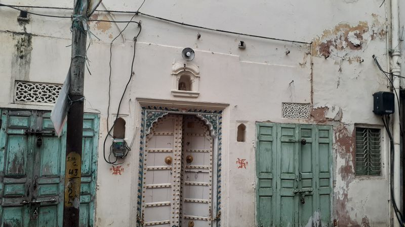 Udaipur Private Tour - Traditional doors