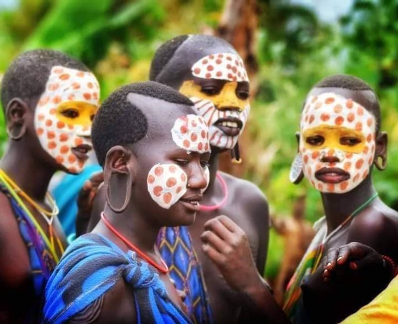 Addis Ababa Private Tour - Young Suri girls decor themselves with natural pigment and soil