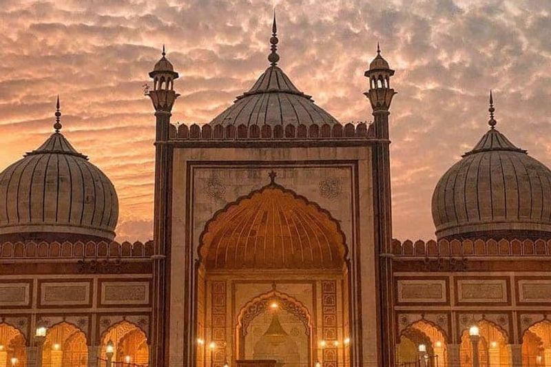 Delhi Private Tour - Jama Mosque and surrounding area will take you almost 400 years back in history and cultural life. 