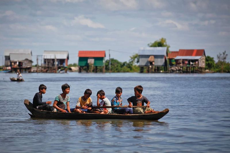 Siem Reap Private Tour - People commute from one place to another by boat