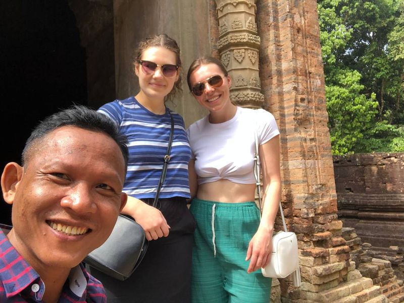 Siem Reap Private Tour - Guest enjoy with our guiding service in Angkor temple 