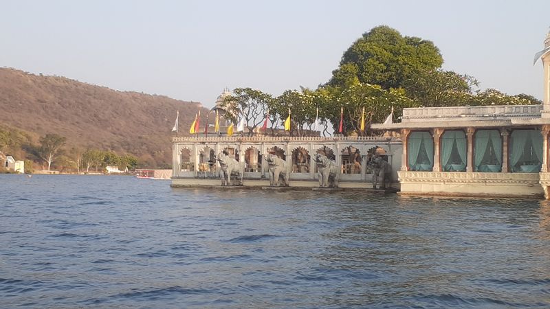 Udaipur Private Tour - Jagmandir Island in Lake Pichola