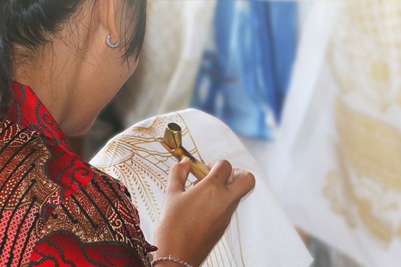 Bali Private Tour - Traditional Batik clothes paining in Ubud 