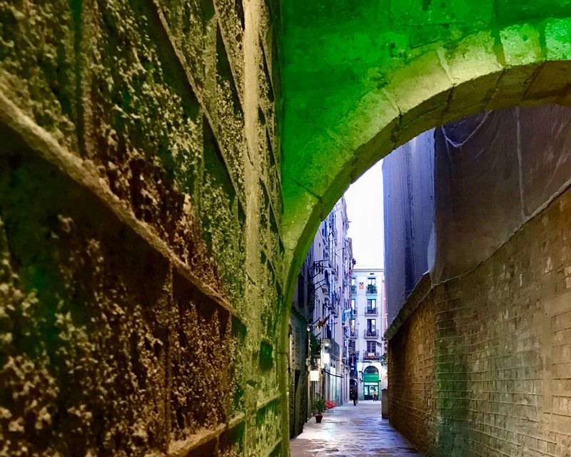 Barcelona Private Tour - Discover empty back alleys.