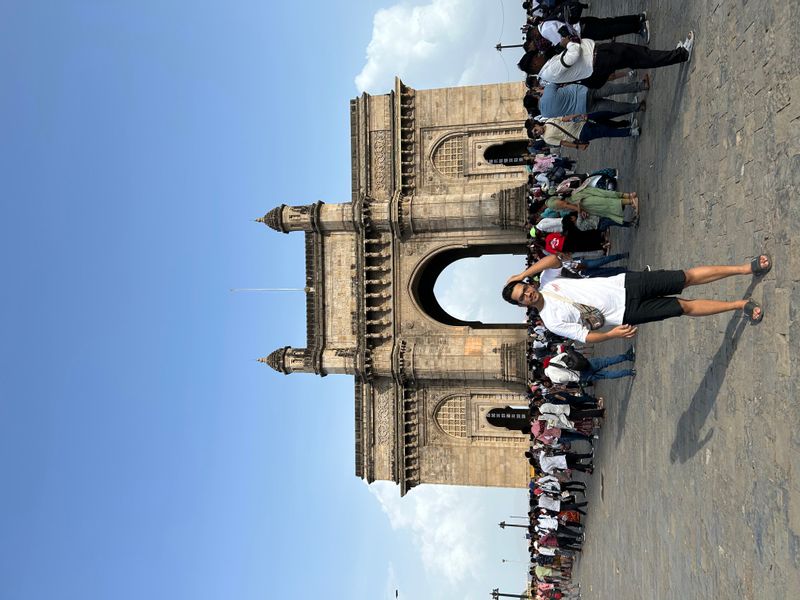 Mumbai Private Tour - Myself explaning architecture of india gate