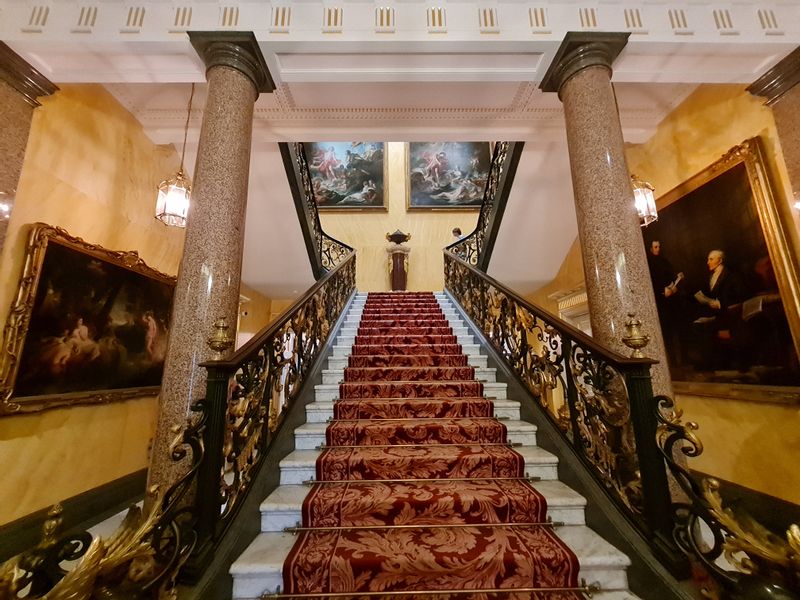 London Private Tour - The Wallace Collection. The Grand Staircase