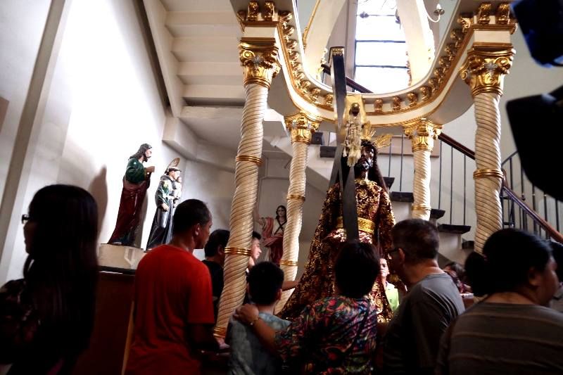 Manila Private Tour - The devotees of the church 