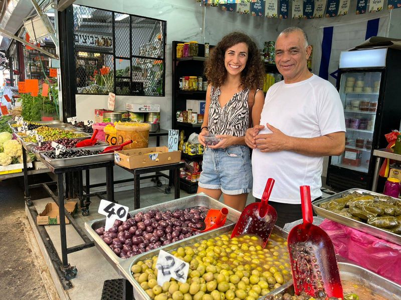 Tel Aviv Private Tour - Meeting local vendors