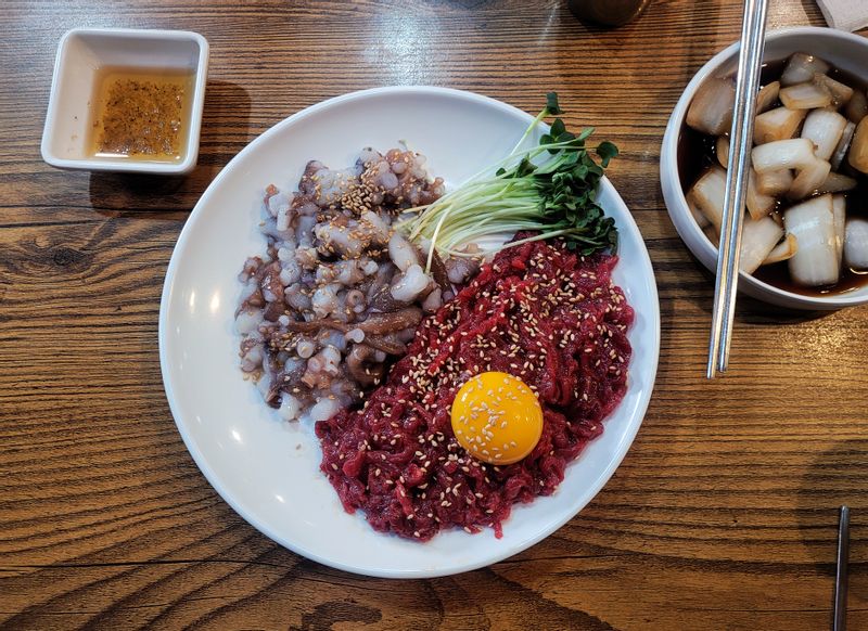 Seoul Private Tour - Gwangjang market - Moving octopus & Raw beef