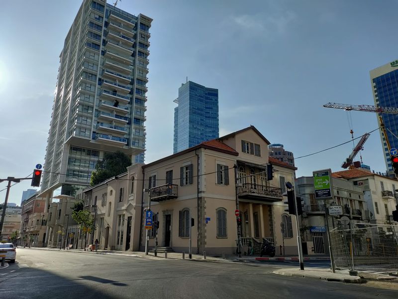 Tel Aviv Private Tour - Architecture on the way - very old and ultra modern