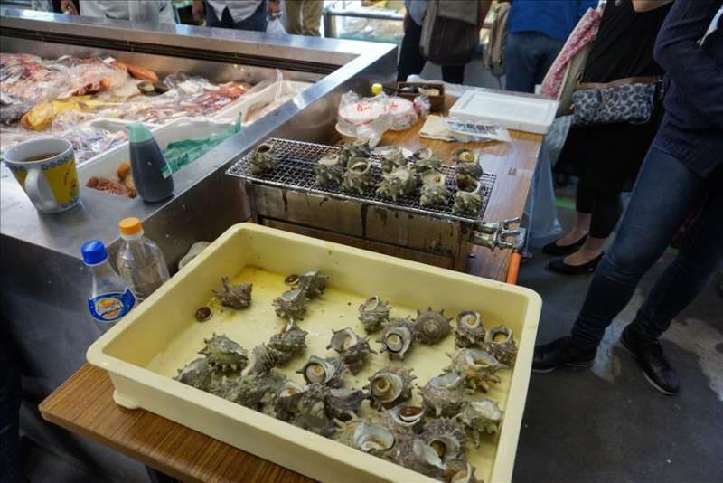 Tokyo Private Tour - Vous découvrirez un panel international des fruits de mer dans lequel des coquillages sont favoris des Japonais. Les turbos grillés se vendent dans la rue.  