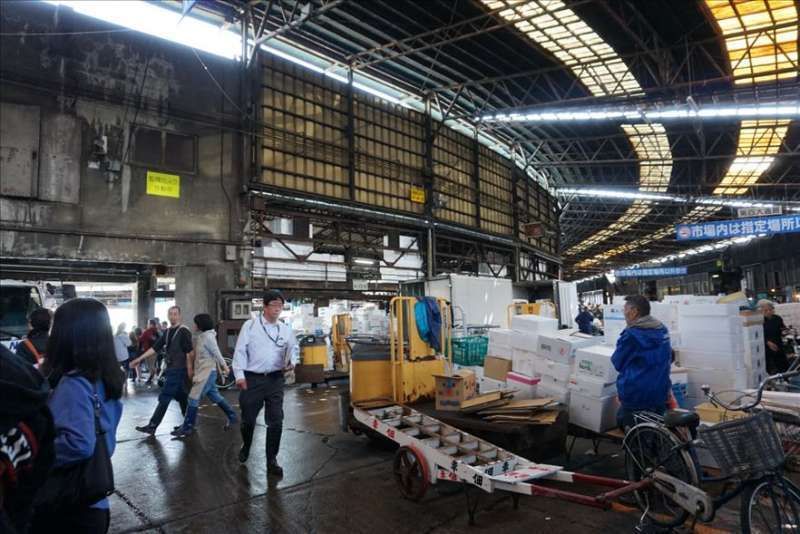 Tokyo Private Tour - Le marché intérieur en forme d'éventail très animé; les grossistes travaillent d'un air affairé,  les chariot-élévateurs  passent tout le temps..