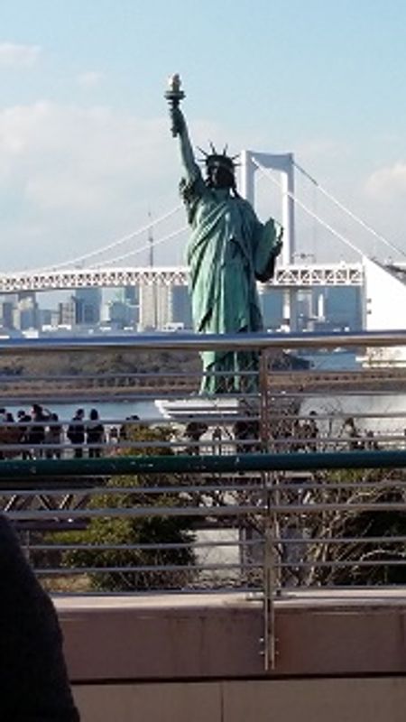 Tokyo Private Tour - Odaiba : The major entertainment places, popular especially among family tourists.
The ocean view with the Statue of Liberty with Rainbow Bridge background is beyond description.