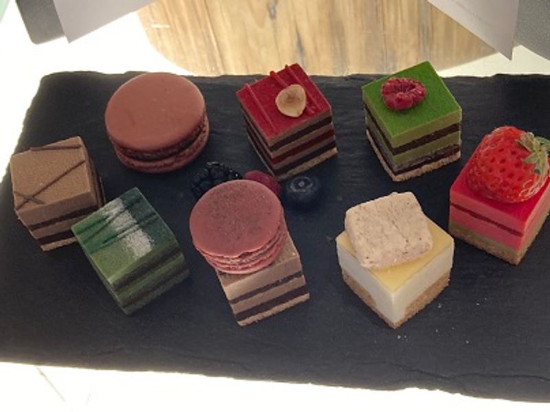 Tokyo Private Tour - Marunouchi : The major office districts in Tokyo. Enjoy Japanese modern sweets created by a popular Japanese pâtissier. 
 