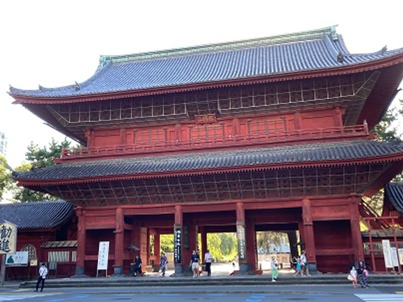 Tokyo Private Tour - Zojoji temples, where Edo shogunates are enshrined with their large graves.