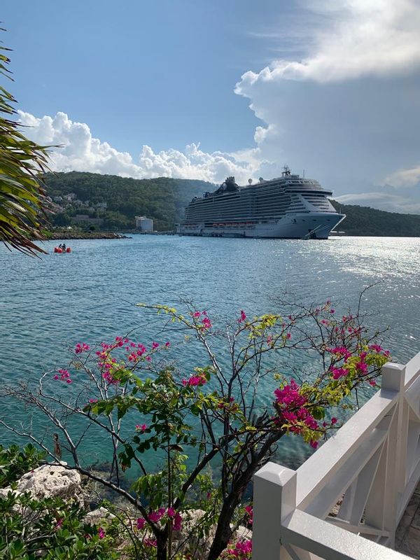 Falmouth Private Tour - Cruising into port