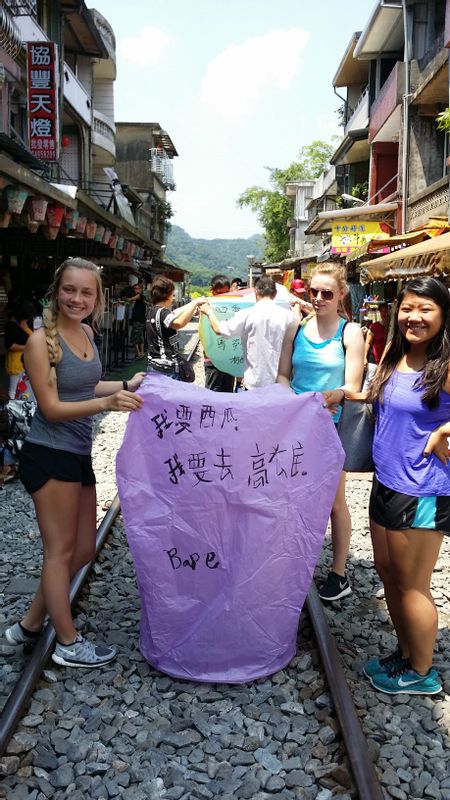 Taipei Private Tour - Shifen PingXi Sky lantern flying 02