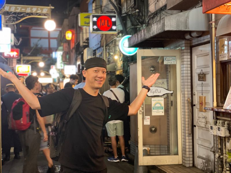 Tokyo Private Tour - Shinjyuku Golden Gai and the tour guide2