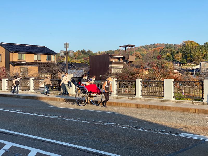 Kanazawa Private Tour - Torists on Street