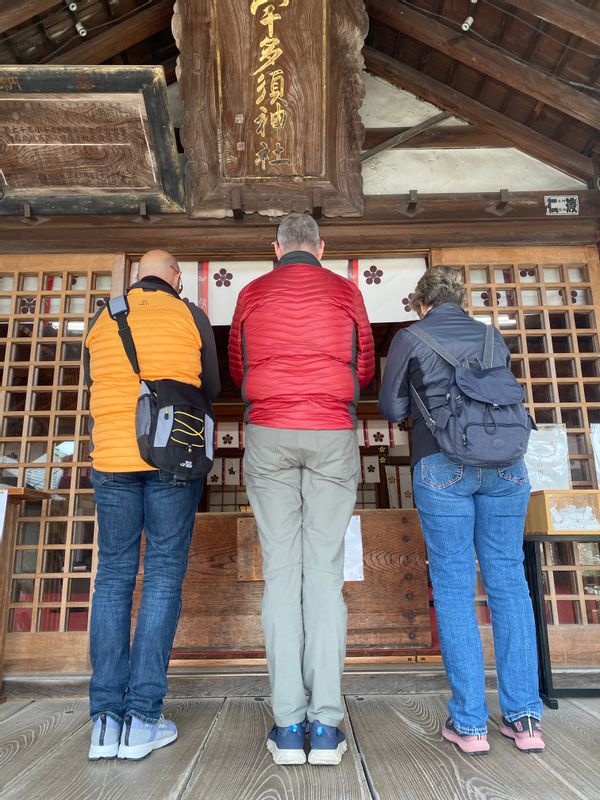 Kanazawa Private Tour - Praying at shrine