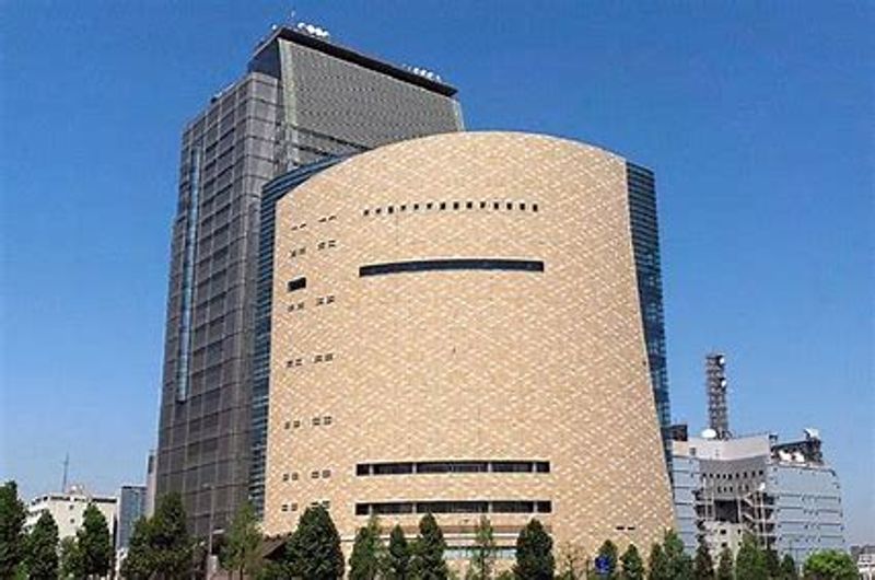 Osaka Private Tour - The Osaka Museum of History (大阪歴史博物館, Ōsaka Rekishi Hakubutsukan) opened in 2003 in a tall building next to NHK Osaka and just across the street from Osaka Castle. The building offers excellent views of the castle from its top floors.
The museum exhibits are visually oriented with several large models. They chronicle the city's history, beginning in ancient times when Osaka served as Japan's first capital and site of the Naniwa Palace and ending with exhibits on the city's bustling shopping arcades of the early Showa Period.