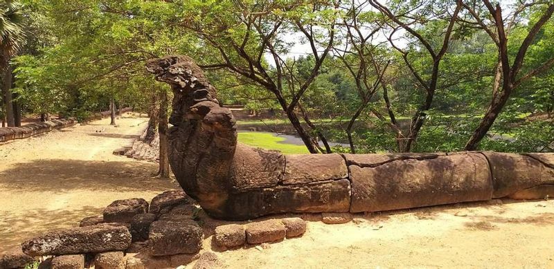 Siem Reap Private Tour - Huge naga of Bakong temple